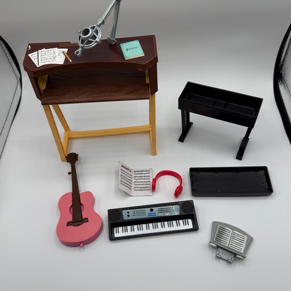 Four Barbie Play-sets with Accessories - Picture 10 of 10